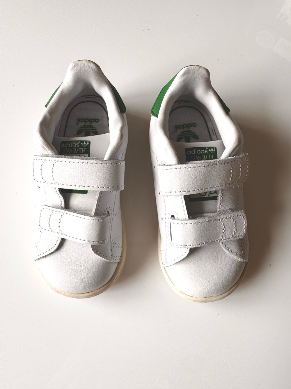 ♥️ Kids ADIDAS Stan Smiths White Leather Sneakers w Velcro Closure